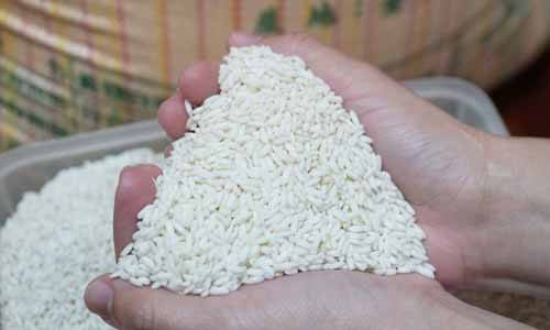 好的糯米色澤統一，乾淨沒有雜質