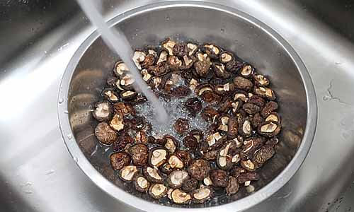 香菇清洗教學-打開清水沖洗