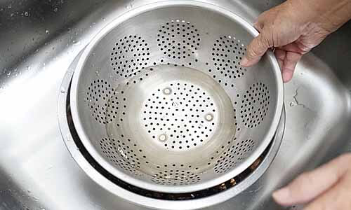 香菇清洗教學-放重物壓住香菇