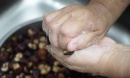 將香菇的水份捏乾