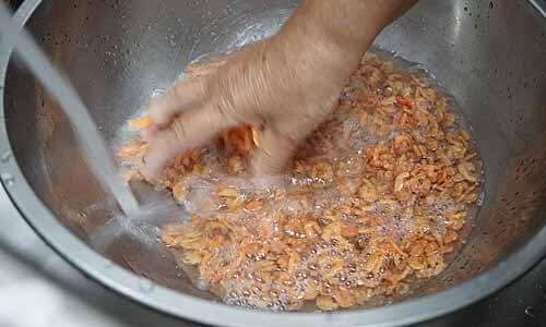 蝦米清洗教學-打開清水沖洗