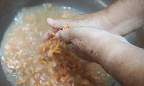 蝦米清洗教學-雙手搓揉