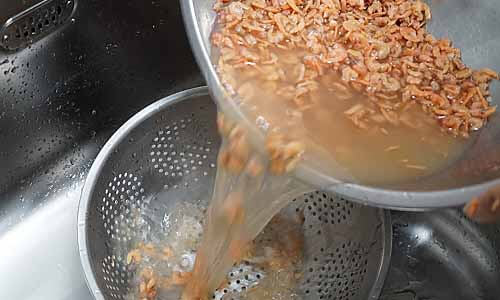 蝦米清洗教學-用網子過濾