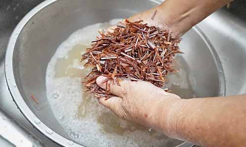 用雙手輕輕搓揉魷魚