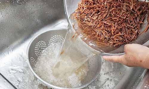 準備濾網，將清洗魷魚的水過濾掉