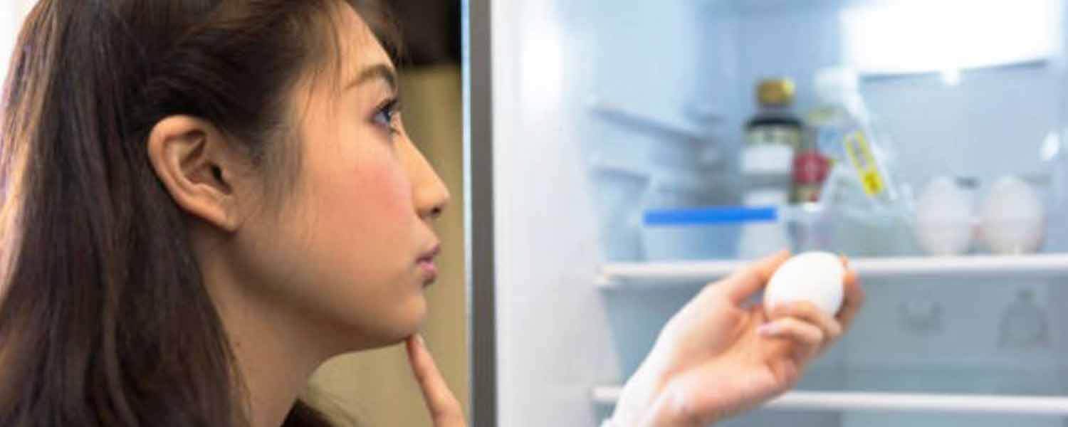 女性將鹹鴨蛋放進冰箱冷藏