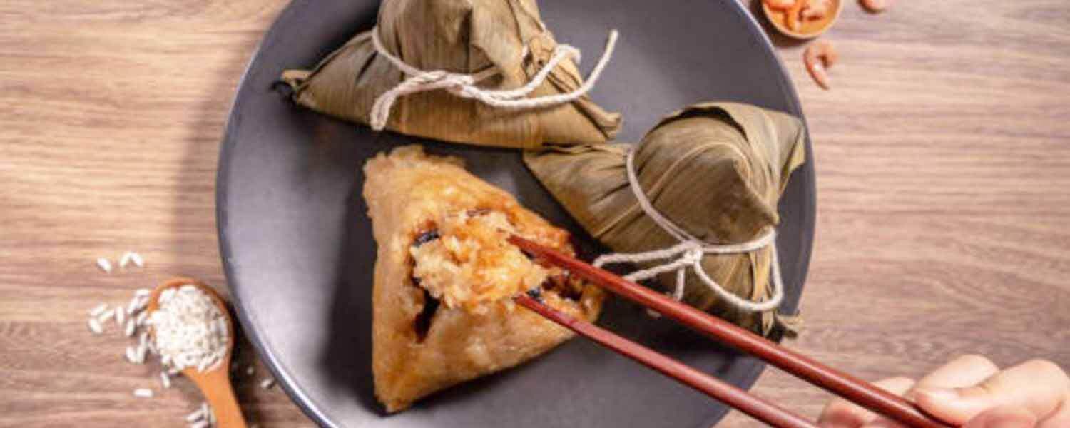 用筷子夾起一口肉粽粽子
